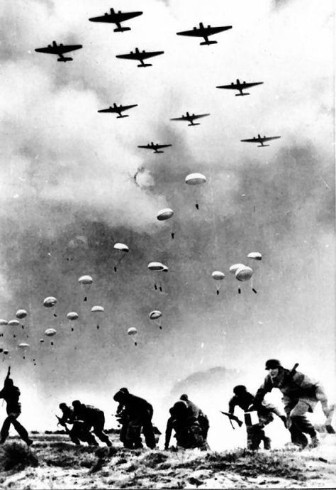 Airborne All The Way! 20 Fantastic Photos of Paratroopers in Action! Perang Dunia Ii, History Subject, Ww2 Soldiers, Ww2 History, Wwii Photos, German Soldiers Ww2, Military Pictures, History Pictures, History Photos