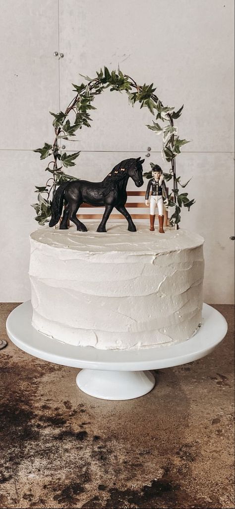 Cake With Horse Theme, Horse Inspired Cake, Diy Horse Birthday Cake, Birthday Cake For Horses, Horse Topper Cake, Equestrian Cake Birthday, Easy Horse Cake Ideas, Horse Cakes Birthday Girl, Cake With Horses Birthday