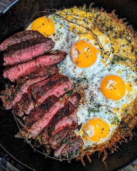 Breakfast Steak And Eggs, Steak Lunch, Steak Eggs, Steak Breakfast, Eggs Breakfast, Egg Recipes For Breakfast, Carnivore Diet, Brunch Dishes, Steak And Eggs