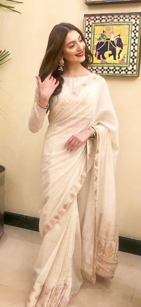 Saree Pakistani Party Wear, White Saare Looks, Saree For Muslims, White Sari Aesthetic, Saree Inspo For Wedding, Off White Saree Party Wear, White Saree For Farewell, Classy Saree Look, Saree Styles Modern