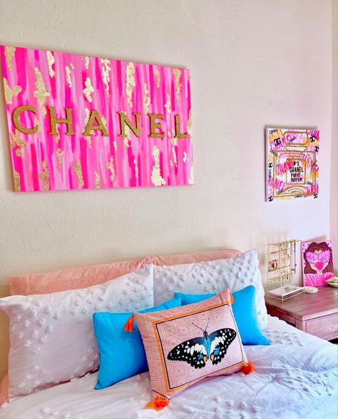 Painting For Above Bed, Preppy Pillows On Bed, Above Headboard Decor Ideas, Aesthetic Preppy Bedroom, Above Headboard Decor, Sorority House Rooms, Dorm Room Paintings, Preppy Paintings, Dorm Paintings