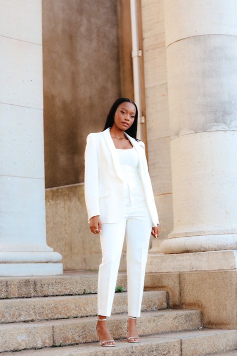 White Pants Suits For Women Graduation, College Graduation Outfit Ideas Pants, White Suit Graduation, Graduation Attire For Women Attendee, White Suit Graduation Pictures, Graduation Pictures 2023, Graduation Ceremony Outfit Classy, Outfits For Graduation Ceremony, Simple Graduation Outfits