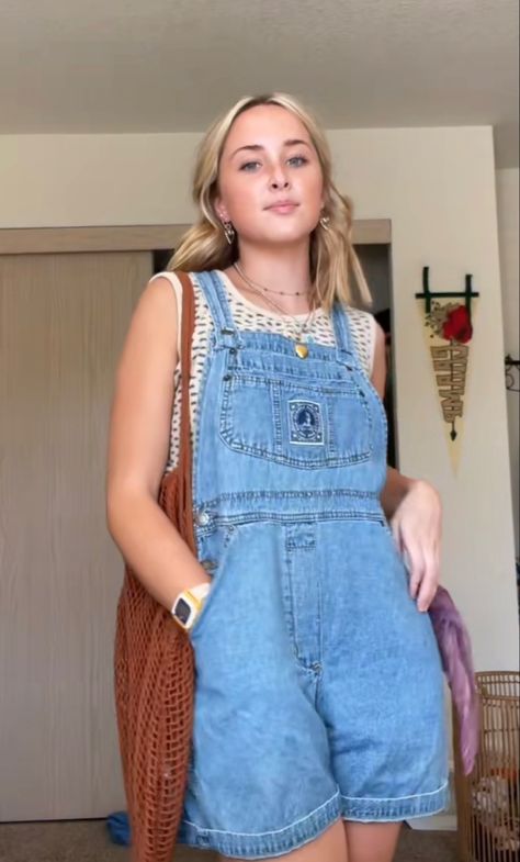 Denim Overall Shorts Outfit, Short Overalls Outfit Summer, Baggy Overall Shorts, Shorts Overalls Outfit, Overalls Outfit Summer, Overall Shorts Outfit, Paris Fits, Granola Fits, Oversized Overalls