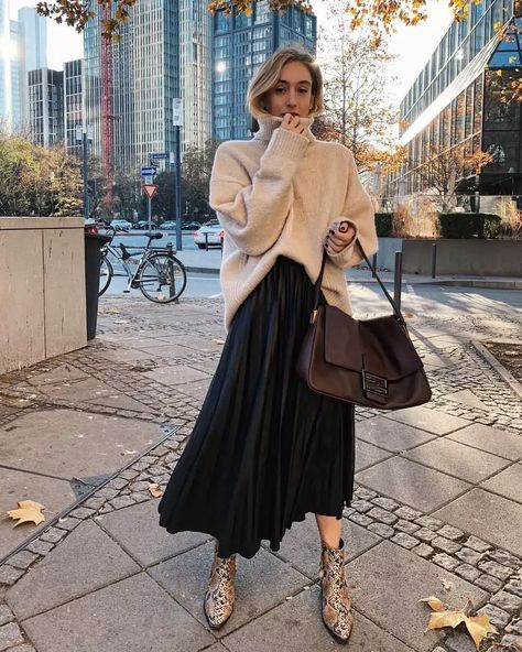 What to Wear With a Black Skirt - Simple but Chic Outfit Ideas Everyone Can Try - MariD Fashion-Women`s Fashion Outfits,Trending Style Tips & Tricks Fun Work Outfits Women, Warm Skirt Outfits, Slow Business, Rok Outfit, Black Skirt Outfits, Skirt Tulle, Long Skirt Outfits, Winter Skirt Outfit, Rock Outfit