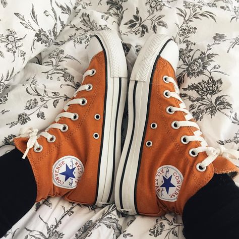 Mathilde (@mathilde_vandenbgt) sur Instagram : "Is it Fall yet ? 🍂🍁(yes, I miss watching Daria... 👩🏻‍🏫) Orange Converse all star, vintage Orange Converse Outfit, Fall Aesthetic Converse, Spring Orange Converse Sneakers, Orange Converse Aesthetic, Orange Converse Sneakers, Converse 70s Sunflower, Orange Converse, Converse Aesthetic, Converse Style Women