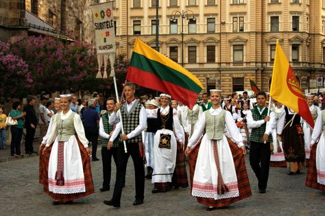 Lithuanian Culture Clothing, Baltic Paganism, Lithuanian Traditions, Baltic Culture, Lithuanian Culture, Lithuania Flag, Cracked Wallpaper, Personal Investigation, Folk Clothing