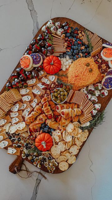 Fall Slumber Party Ideas, Cozy Halloween Party, Fall Night In, Fall Movie Night Aesthetic, Halloween Night In, Fall Girls Night Ideas, Halloween Girls Night Ideas, Halloween Night Dinner, Halloween Movie Night Aesthetic