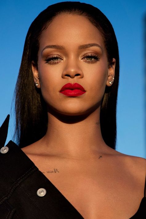 How to Buy Fenty Beauty Stunna Lip Paint Rihanna Makeup, Rihanna Fenty Beauty, Looks Rihanna, Red Lips Makeup Look, Rihanna Love, Red Liquid Lipstick, Rihanna Looks, Rihanna Riri, Celebrity Makeup Looks