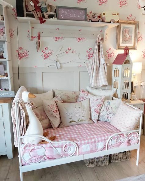 Shabby Chic Girls Bedroom, Girly House, Iron Crib, Daybed Room, French Style Bedroom, Farm House Livingroom, Куклы American Girl, Cubby Hole, Cottages And Bungalows