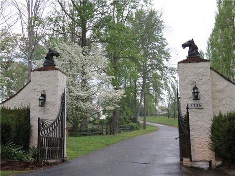 Dream Barn Stables, Farm Entrance, Ranch Gates, Horse Barn Ideas Stables, Horse Barn Designs, Dream Stables, Dream Horse Barns, Driveway Entrance, Farm Gate