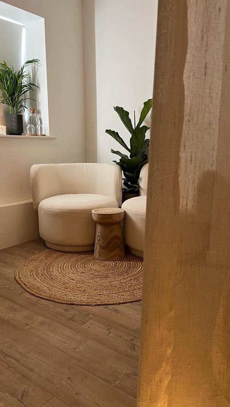 Kosmetiko Clinic - Aesthetics Clinic & Microblading Specialist 💫 on Instagram: "Our wellbeing Lounge interiors are just D R E A M Y 💭💭 Within minutes of being in this space you are in a state of zen 🧘‍♀️ We cannot wa…" Small Spa Waiting Room Ideas, Zen Waiting Room, Japandi Massage Room, Natural Spa Interior Design, Wellness Clinic Aesthetic, Wellness Lounge Interior Design, Spa Lounge Area, Aesthetic Waiting Room, Medspa Lobby