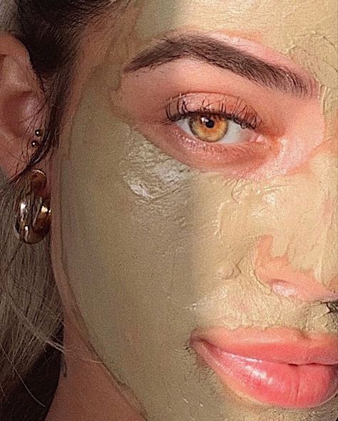 máscara de argila verde Oatmeal And Banana, Face Mask Clay, Avocado And Honey, Face Skincare Products, Honey And Yogurt, Glowing Skin At Home, At Home Skincare, Skincare Face Mask, Banana Mask