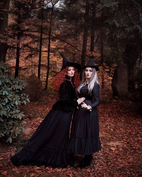 Witch Photoshoot, Halloween Witch Costume, Witch Photos, Nature Witch, Autumn Witch, Witch Pictures, Witch Costumes, Halloween Photography, Duo Halloween Costumes