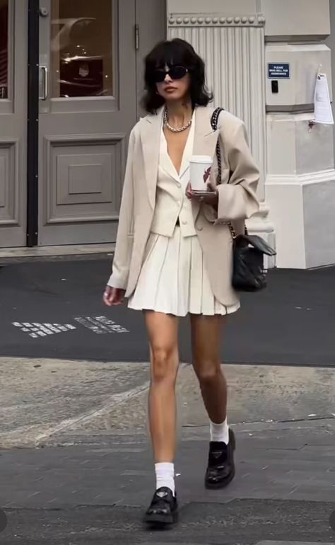 Munich Outfits, Cream Skirt Outfit, Winter Rainy Day, Fall Inspo Outfits, Rainy Day Outfit Ideas, Rainy Day Style, Rainy Day Outfits, Lit Outfits, Londonderry