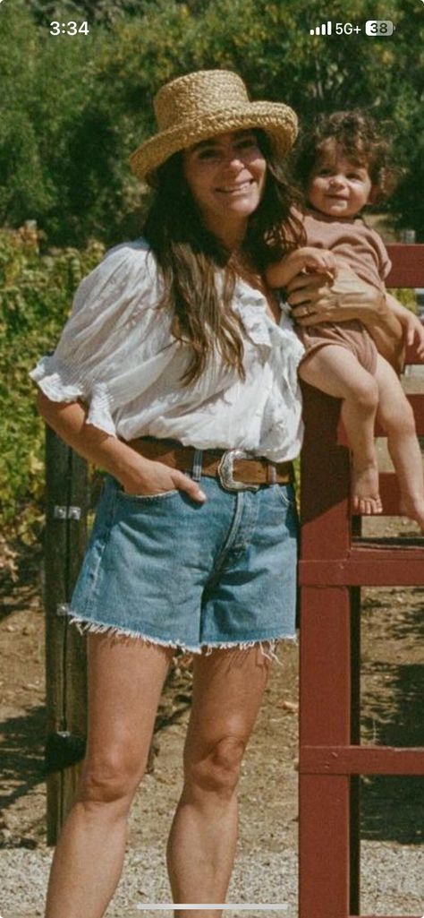 Earthy Mom Aesthetic, 80s Mom Aesthetic, 90s Mom Fashion, 90s Mom Aesthetic, Young Mom Outfits, Granola Mom, Motherhood Aesthetic, 90s Mom, Mom Aesthetic