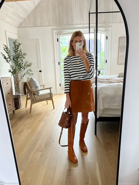 Suede Skirt Outfit Fall, Leather Skirt Street Style, Tan Skirt Outfits, Leather Mini Skirt Outfit, Suede Skirt Outfit, Mini Skirt Winter, Corduroy Skirt Outfit, Tan Suede Skirt, Tan Leather Skirt