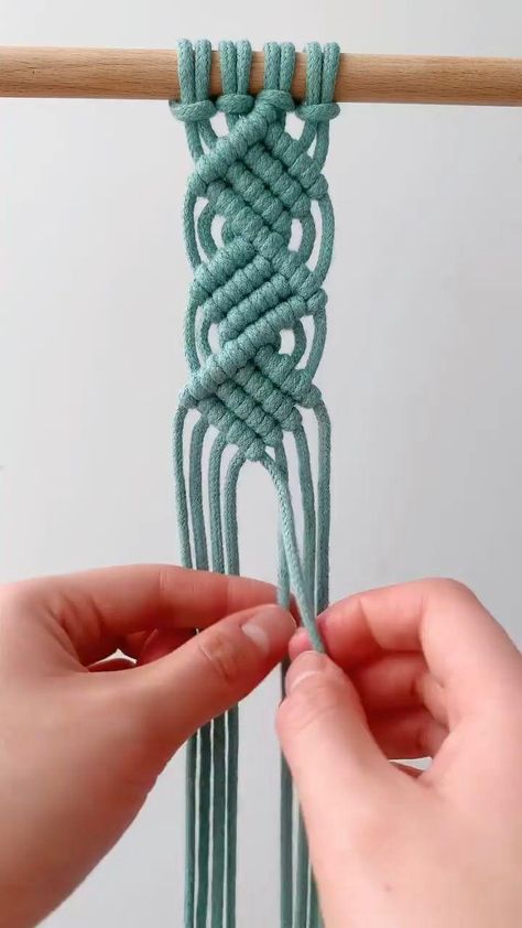 Macrame Tutorials, Diy Friendship Bracelets Tutorial, Macrame Knots Tutorial, Macrame Bracelet Patterns, Macrame Knots Pattern, Macrame Wall Hanging Diy, Joy Art, Friendship Bracelets Tutorial, Bead Embroidery Tutorial