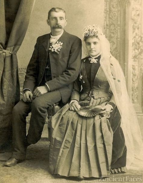 Long Vail, Old Wedding Photos, Vintage Bridal Fashion, Old Fashioned Wedding, Black Wedding Gowns, Victorian Couple, Vintage Wedding Photography, Vintage Brides, Wedding Headdress