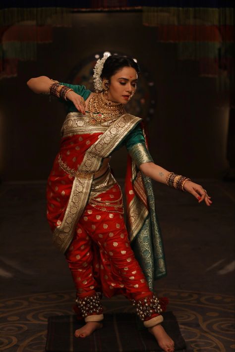 Amruta Khanvilkar Nauvari Saree, Marathi Dress, South Indian Traditional Dress, Lavani Dance, Medival Outfits Women, Indus Civilization, Amruta Khanvilkar, Bride Fashion Illustration, Kashta Saree