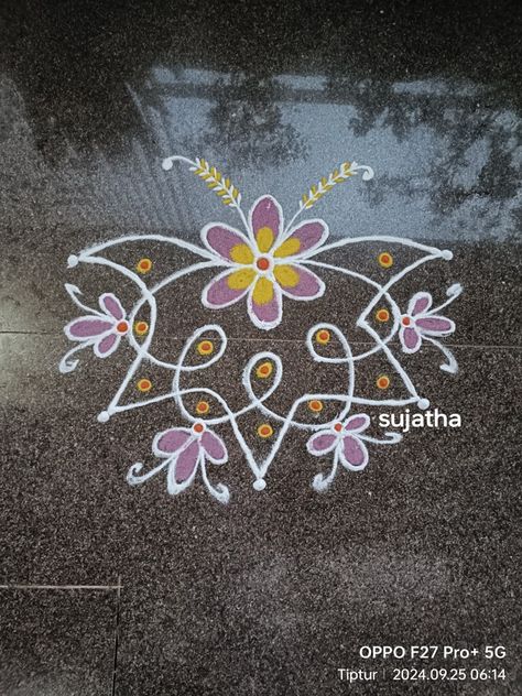 Small Flower Rangoli, Side Rangoli, Small Free Hand Rangoli, Door Rangoli, White Rangoli, Border Kolam, Floral Design Drawing, Laxmi Puja, Chukkala Muggulu