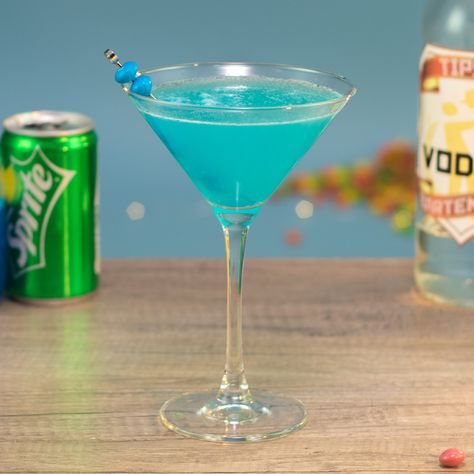 Skittles Martini - Tipsy Bartender Candy Alcohol, Candy Alcohol Drinks, Skittles Vodka, Tipsy Bartender Recipes, Martini Flavors, Sour Skittles, Fruity Alcohol Drinks, Boozy Popsicles, Candy Cocktails