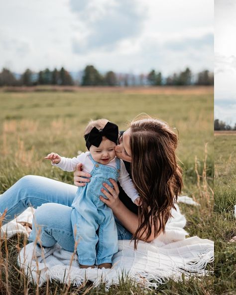 the sweetest little mommy & me session 🥺🥺🤍 Mommy And Me 3 Month Pictures, Mommy And Me One Year Photo Shoot, Cute Mom Pictures, Outside Mommy And Me Pictures, Mom And 1 Year Daughter Photoshoot, Family Photos With Two Daughters, Momma Daughter Pictures, Mommy And Me Photo Shoot Jeans, Mommy And Me Photo Shoot 1 Year