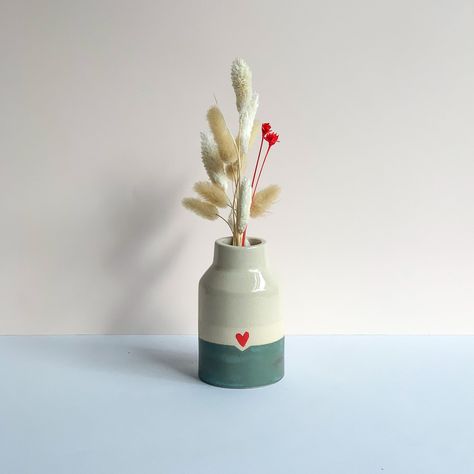 Pottery Vases Painting Ideas, Paint Your Own Vase Ideas, Ceramic Painting Ideas Vase, Pottery Vase Painting Ideas Simple, Vase Pottery Ideas, Scandi Pottery, Clay Vase Painting Ideas, Ceramic Painting Vase, Paint Ceramic Ideas