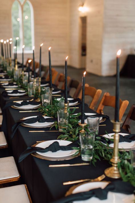 Elegantly Modern Wedding at Five Star Retreat | Photography by Black Tie Rehearsal Dinner, Black Tablecloth Tablescape, Non Floral Centerpieces Wedding, Wedding Circle Tables, Black Tablecloth Wedding Centerpieces, Black Gold Green Wedding, Wedding Black Tablecloth, All Black Dinner Party Decor, Black Table Cloth Wedding