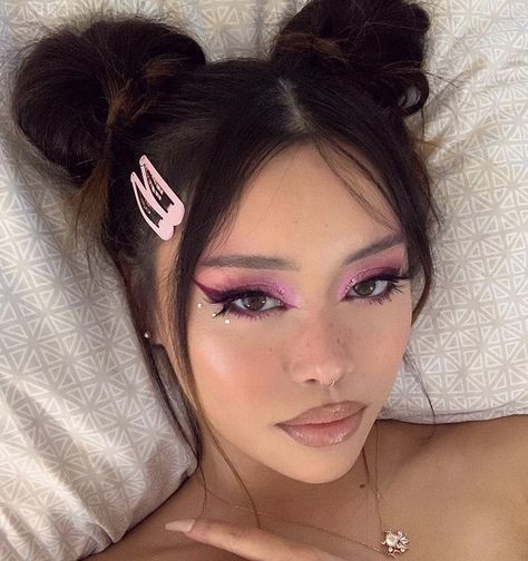 Rave Spacebuns, Hello Kitty Inspired Makeup, Hello Kitty Makeup Look, Spacebuns Hairstyles, Edm Makeup, Edc Makeup, Festival Makeup Looks, Snow Makeup, Bang Mascara