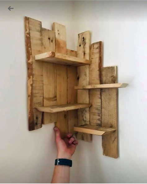 Pallet Furniture Indoor Shelves, 4x4 Projects Wood, Pallet Wood Corner Shelf, Wood Projects For Bedroom, Shelves Made From Pallets, Pallet Projects Decor, Pallet Wood Projects, Pallet Wood Shelves, Pallet Wall Shelves