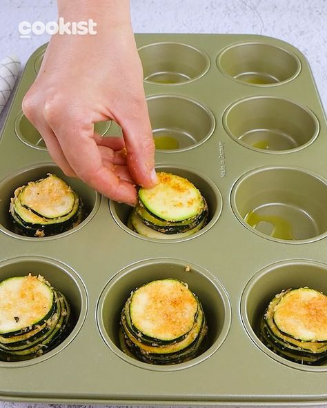 Zucchini stacks: a delicious and quick side dish! | zucchini | You won't stop making them! 🤩🥒 | By Cookist Wow | Facebook Zucchini Stacks Recipes, Baked Cheesy Zucchini Stacks, Zucchini Stacks In Muffin Tin, Zucchini Stacks, Zucchini Cups, Thanksgiving Veggies, Side Dish Salad, Muffin Cups Recipes, Zucchini Rounds