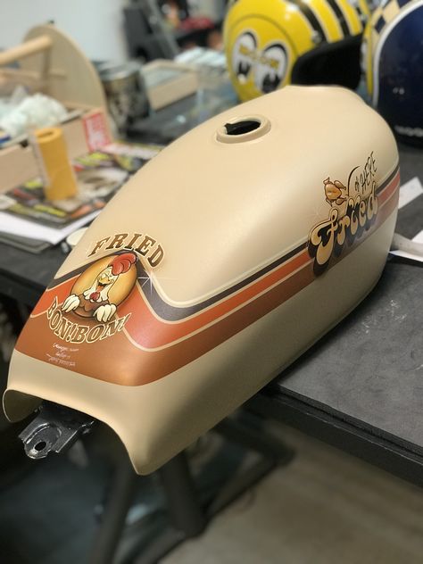 Custom Gas Tank Motorcycles, Airbrush Motorcycle Tank, Motorcycle Tank Paint Ideas, Motorcycle Tank Art, Custom Bike Parts, Gas Tank Paint, Honda Cg125, Vintage Honda Motorcycles, Custom Motorcycle Paint Jobs