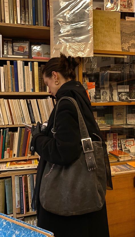 English Woman Aesthetic, Frazzled English Woman, Shoulder Bag Aesthetic, September Colors, Trending Aesthetic, Woman Aesthetic, English Girls, British Women, Clean Girl Aesthetic