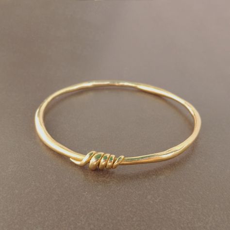 Handmade Bangle Bracelets, Solid Gold Bangle, 18k Gold Bangle, Bangle Design, Gold Jewelry Outfits, New Gold Jewellery Designs, Modern Gold Jewelry, Gold Jewelry Simple Necklace, Solid Gold Bracelet