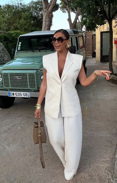 Cream Colored Outfits For Women, Summer Dubai Outfit, Wine Farm Outfit Summer, Dubai Outfits Ideas Summer Classy, Capsule Summer Wardrobe 2024, Chic Astethic, Minimal Feminine Style, Ladies Brunch Outfit, White Dress Pants Outfit