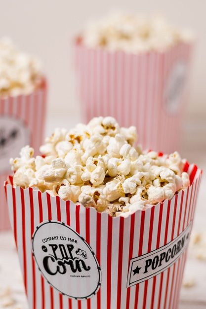 Caja de palomitas de maíz rellena de pal... | Free Photo #Freepik #freephoto #comida #papel #caja #rojo Popcorn Aesthetic Vintage, Gaming Snacks, Popcorn Aesthetic, Popcorn Movie Night, Cinema Popcorn, Cinema Aesthetic, Perfect Popcorn, Stovetop Popcorn, Movie Night Popcorn