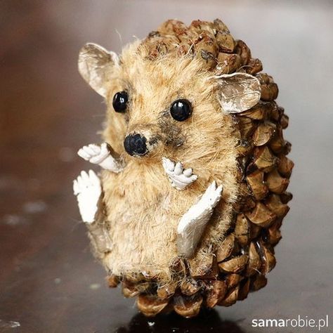 Julkransar Diy, Pinecone Crafts Christmas, Pine Cone Art, Acorn Crafts, Pinecone Crafts, Cone Crafts, Woodland Art, Pine Cone Decorations, Cones Crafts