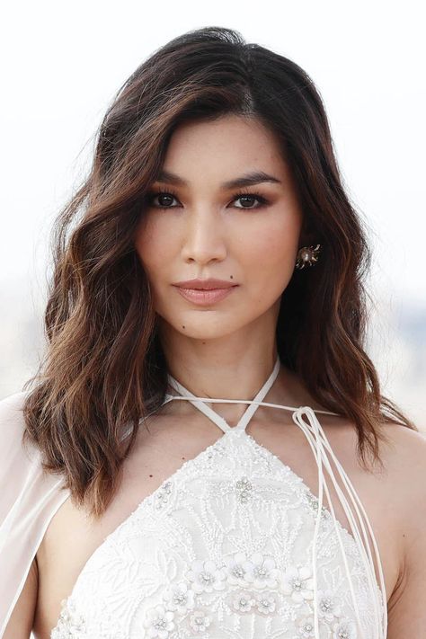 Gemma Chan promotes Eternals in Italy in spectacular wearable art and exquisite headpiece Gemma Chan, Cool Haircuts, Medium Length Hair Cuts, Celebrities Female, Bridal Makeup, Look Fashion, Face Shapes, Medium Length, Bridal Hair