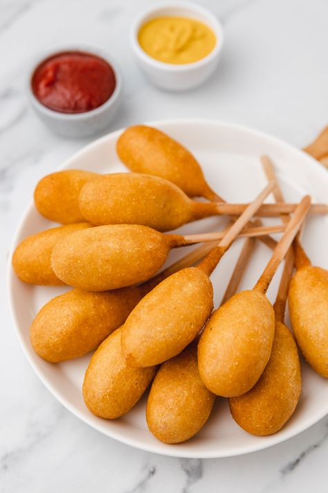 Air Fryer Mini Corn Dogs - cravingsmallbites.com Mini Corndogs Recipe, Mozzarella Corn Dogs, Spring Bites, Dog Breakfast, Mini Hot Dogs, Mini Corn Dogs, Corndog Recipe, Miniature Food Tutorials, Corn Dog