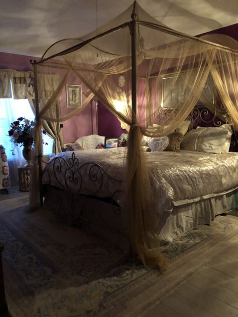 Romantic Loft Bedroom, Libra Bedroom Aesthetic, The Love Witch Bedroom, Mermaid Core Bedroom, Dream Bedroom Inspiration, Dreamy Room, Room Makeover Bedroom, Dream Room Inspiration, Bedroom Aesthetic