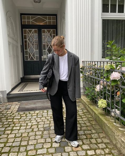 Marie on Instagram: "Today’s outfit 🤍" Dark Grey Blazer Outfit, Grey Blazer Black Pants, Gray Blazer Outfit Women, Grey Trousers Outfit, Grey Blazer Women, Tailored Pants Outfit, Grey Blazer Outfit, Summer Outfit Style, Grey Pants Outfit