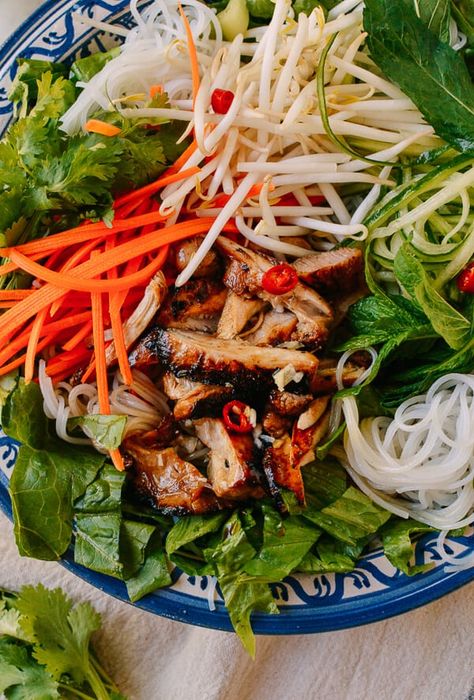 Vietnamese Rice Noodle Salad with Chicken Vietnamese Noodle Salad, Vietnamese Rice, Rice Noodle Salad, Vietnamese Noodles, Salad With Chicken, Noodle Salad Recipes, Rice Noodle, Ginger Chicken, Salad Pasta