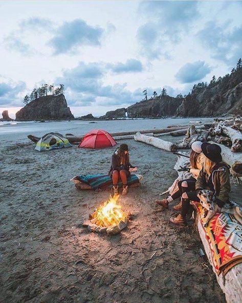 Late Night Adventure, Camping Inspiration, Camping Photography, Camping Aesthetic, Adventure Aesthetic, Camp Fire, Beach Camping, Camping Life, Camping Experience