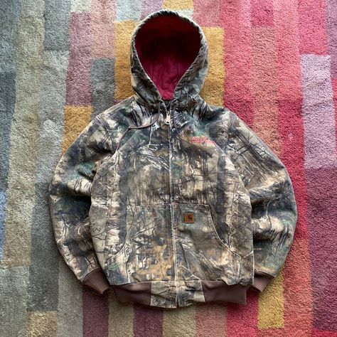 Vintage Carhartt Realtree Camo work wear hooded jacket Camo Carhartt Jackets, Carhartt Camo Jacket, Carhart Outfit, Camo Jacket Outfit, Carhartt Streetwear, Fire Clothes, Christmas Presents For Friends, Casual Country Outfits, Cool Coats