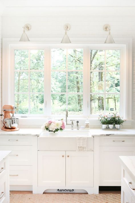 CITRINELIVING : PENDANT LIGHTS AND SCONCES Beautiful White Kitchens, Interior Design Minimalist, Bright Kitchens, Design Blogs, Farmhouse Sink Kitchen, White Kitchen Cabinets, Kitchen Cabinet Design, Kitchen Remodel Idea, Farmhouse Kitchen Decor