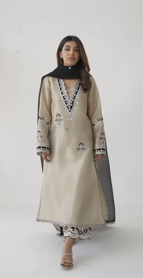 Suit Neck Designs, Maharani Designer Boutique, Stylish Kurtis Design, Velvet Dress Designs, Latest Dress Design, Photos Of People, Hilarious Photos, Pakistani Fancy Dresses, Pakistani Dresses Casual