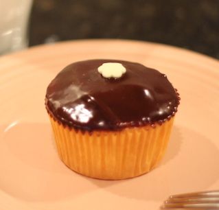 Bavarian cream cupcakes Bavarian Cream, Cream Cupcakes, Banana Cupcakes, Cream Desserts, Chocolate Ganache, Cupcake Recipes, Yummy Cakes, Yummy Dinners, Yummy Treats