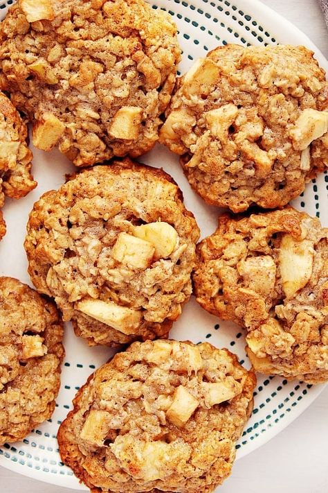 These Apple Oatmeal Cookies are packed with chunks of sweet apples and spiced with cinnamon, cloves and ginger. Zucchini Oatmeal Cookies, Cinnamon Oatmeal Cookies, Fall Desserts Apple, Healthy Pumpkin Dessert, Zucchini Oatmeal, Apple Pie Oatmeal, Apple Oatmeal Cookies, Baked Apple Dessert, Pumpkin Oatmeal Cookies