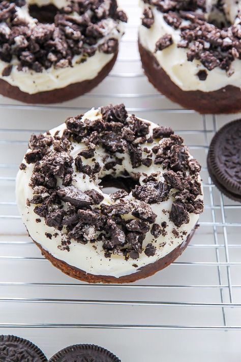 Doughnut Toppings Ideas, Donuts Toppings Ideas, Donut Toppings Ideas, Donat Glaze, Oreo Donuts, Homemade Donut, Homemade Oreo Cookies, Cookies And Cream Frosting, Brownie Vegan