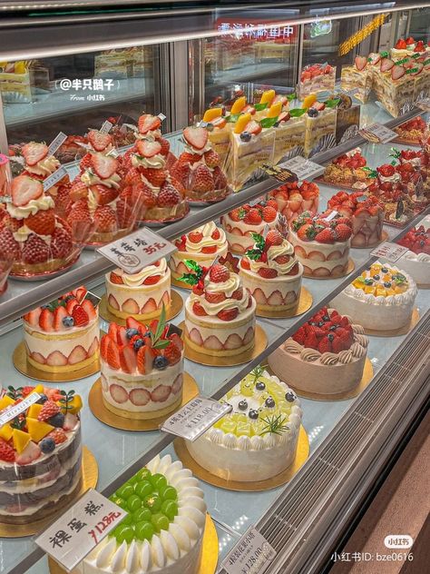 Cake Cafe Design, Asian Fruit Cake, Asian Bakery Aesthetic, Asian Cafe Food, Korean Bakery Shop, Cake Shop Aesthetic, Pastry Shop Aesthetic, Cooler Ideas Fraternity, Asian Pizza